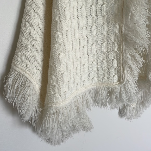 Classic cable knit fringed shawl - Picture 5 of 9